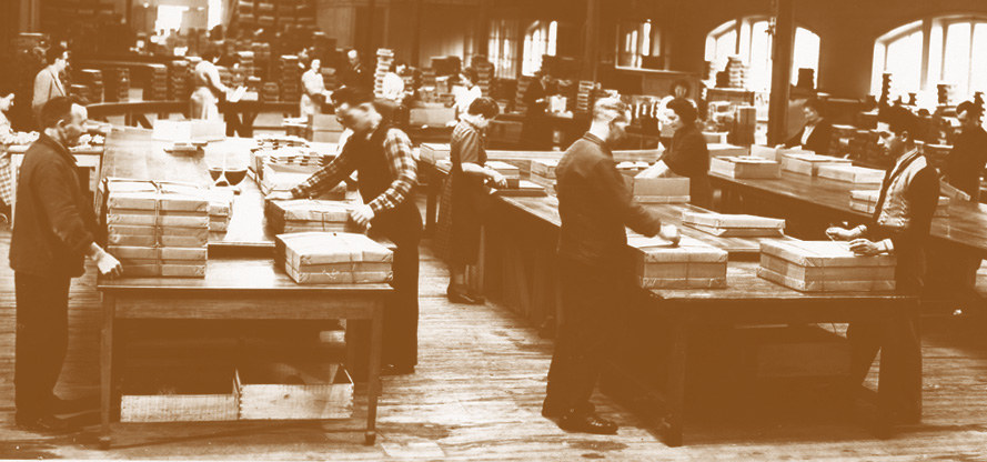 Des hommes dans une usine Oberthur, noir et blanc