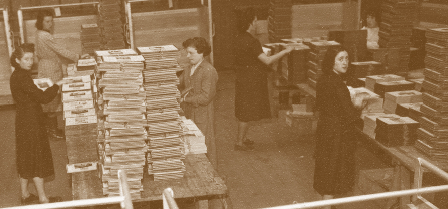 Des femmes dans une usine Oberthur, noir et blanc