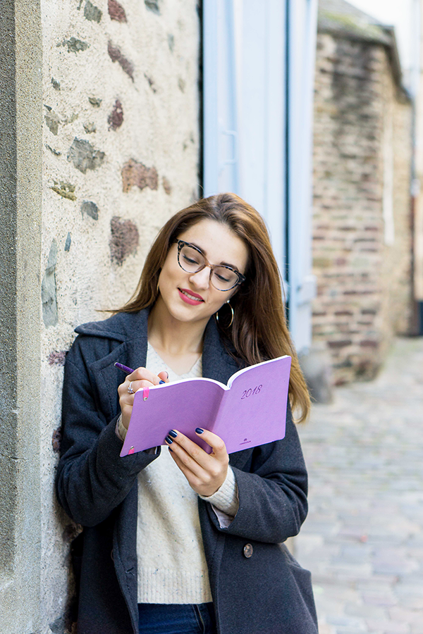 jeune fille avec cahier violet