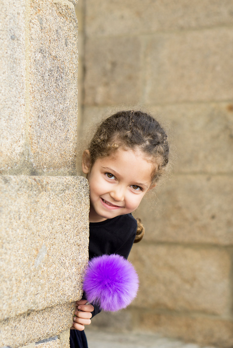 petite fille avec un objet violet